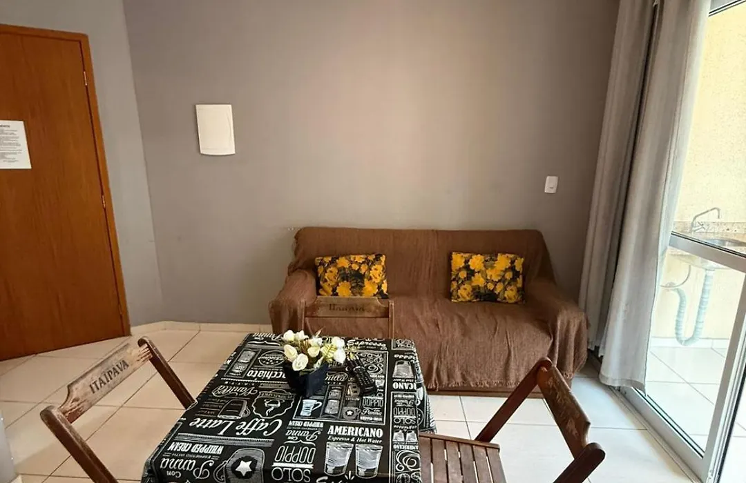 Ap um dormitório com ar condicionado ou ventiladores de teto, churrasqueira-1